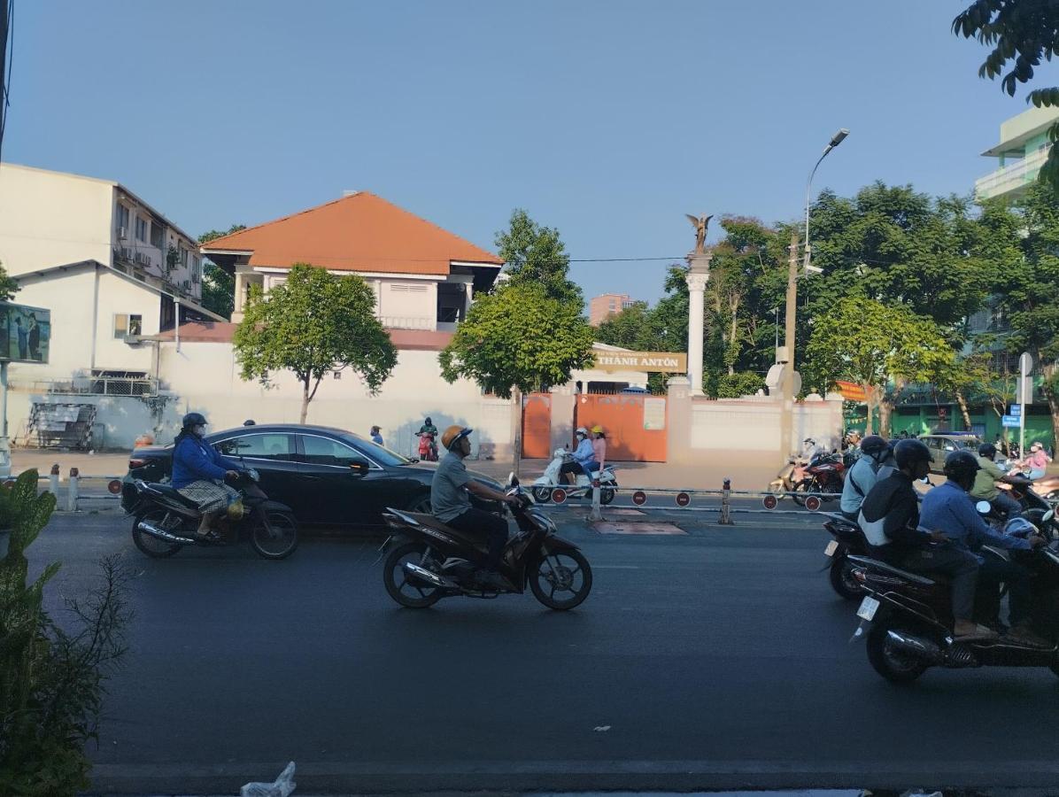 A Private Near Bến Thành, Bùi Viện